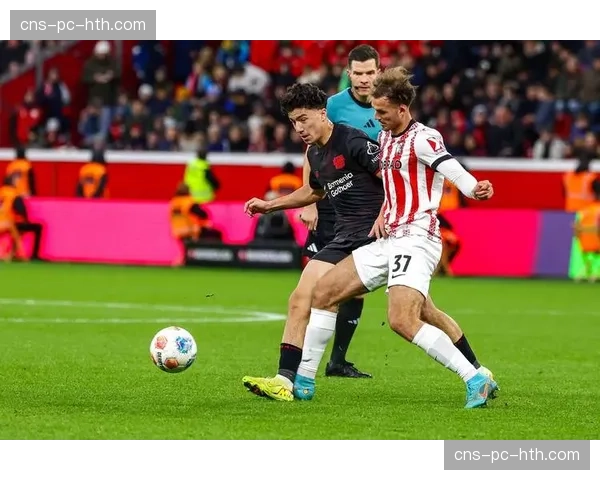 突发：勒沃库森中卫塔普索巴伤退，球队领先局面下被迫调整防线